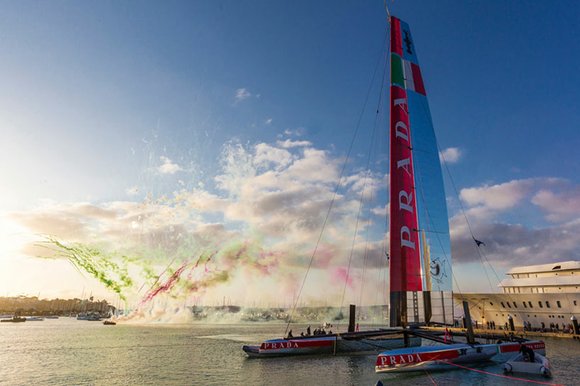 Prada「Luna Rossa」