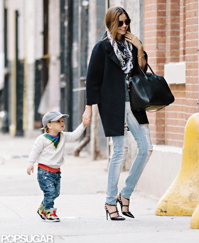 Miranda-Kerr-Walking-Flynn-Bloom-NYC-Pictures 拷貝