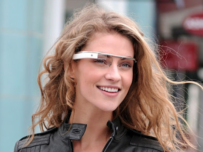 金髮美女佩戴 Google Glass