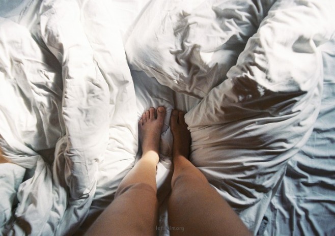 nohy_postel