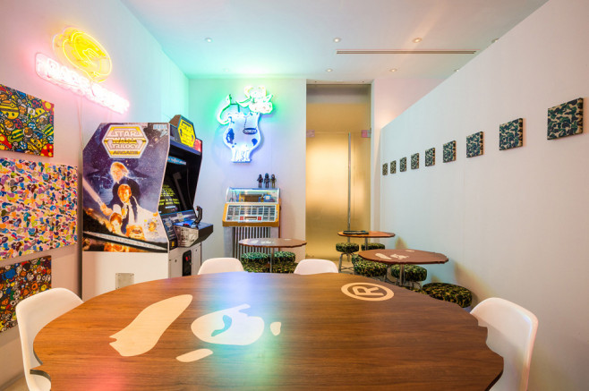 nowhere-a-bathing-ape-presents-bapeland-exhibition-recap-08-960x640