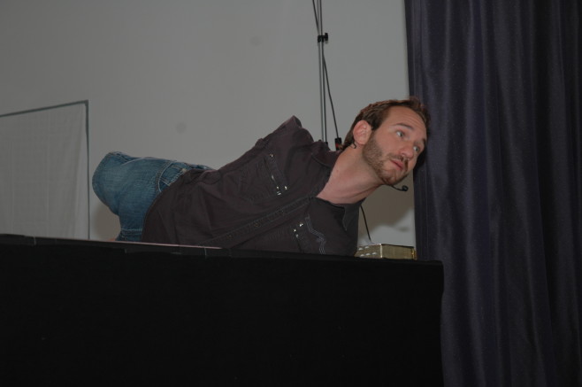 Nick_Vujicic_speaking_in_a_church_in_Ehringshausen,_Germany_-_20110401-03
