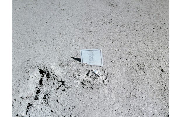 fallenastronautspacesonlysculpturesitsonthemoondesignboom01
