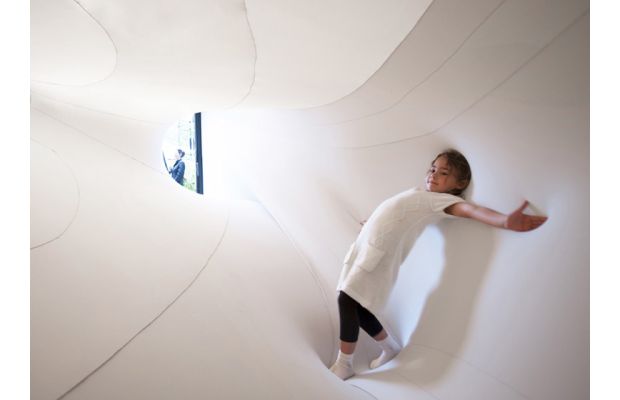 suspenseimmersivefabricinstallationbysophiachang_dezeen_ss_1