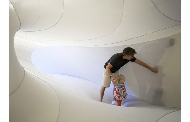 suspenseimmersivefabricinstallationbysophiachang_dezeen_ss_2