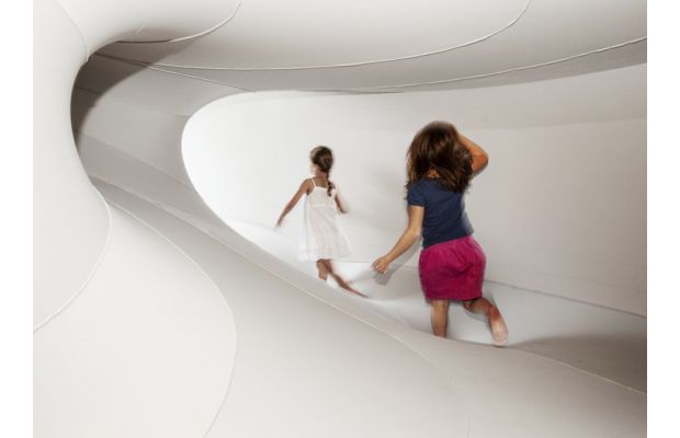 suspenseimmersivefabricinstallationbysophiachang_dezeen_ss_5