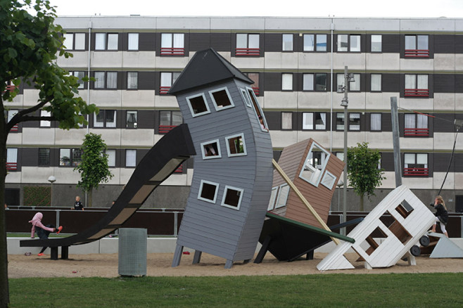 Crooked-house1