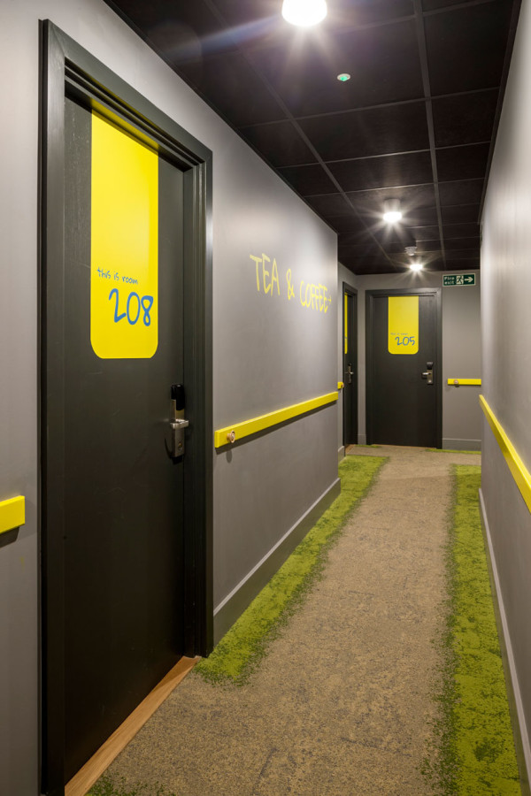 Destin-QBic-Hotel-London-Blacksheep-10-hall-600x900