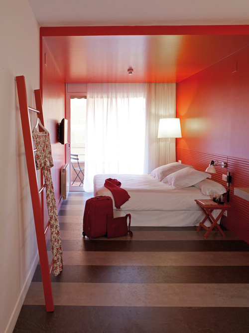 dest-chicbasic-rambla-red-room