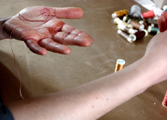 eliza-bennett-sews-thread-into-her-flesh-designboom-011