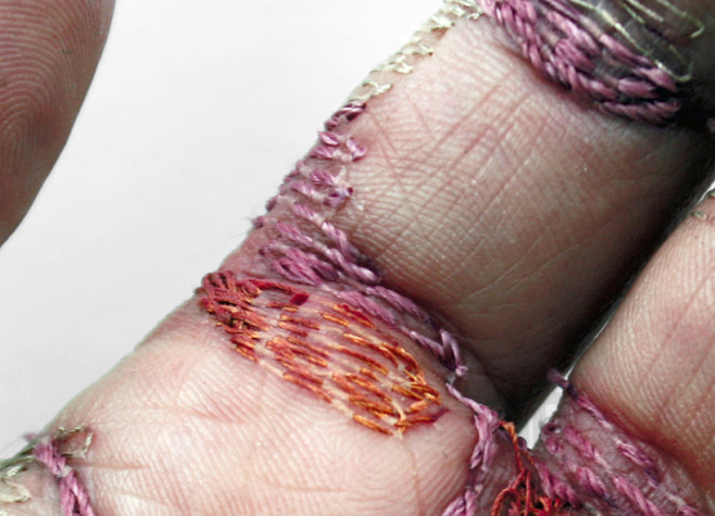 eliza-bennett-sews-thread-into-her-flesh-designboom-03