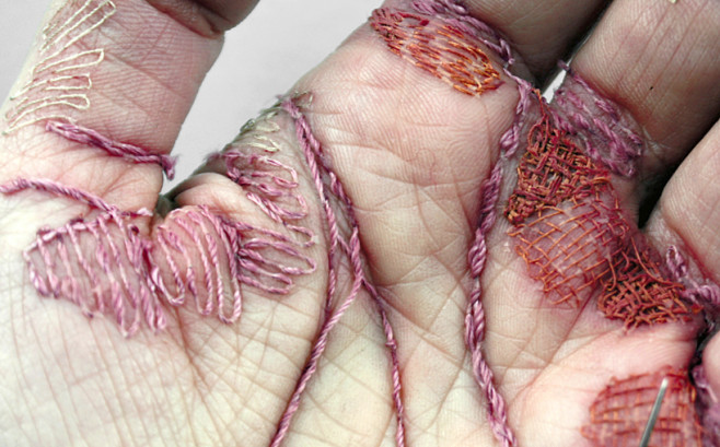eliza-bennett-sews-thread-into-her-flesh-designboom-04