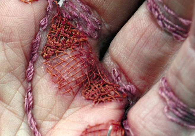 eliza-bennett-sews-thread-into-her-flesh-designboom-05