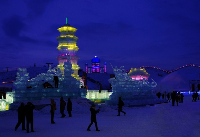 illuminated-glacier-village-at-the-2014-harbin-ice-festival-designboom-01