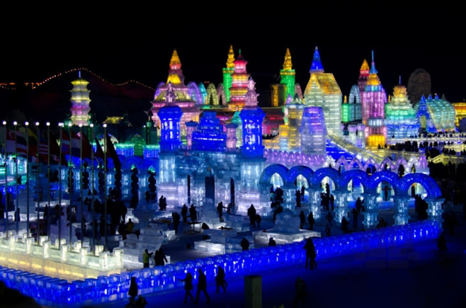 illuminated-glacier-village-at-the-2014-harbin-ice-festival-designboom-03