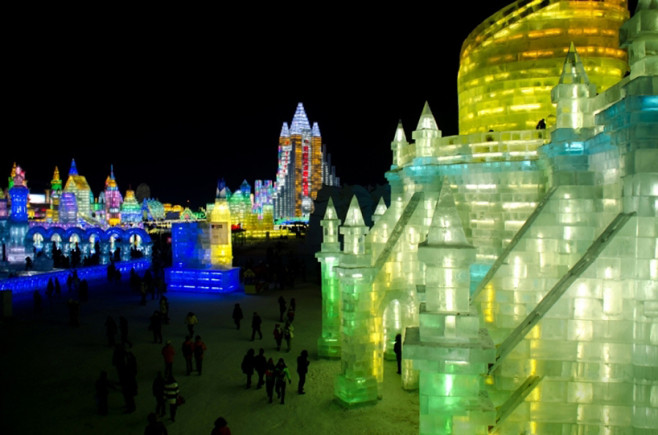 illuminated-glacier-village-at-the-2014-harbin-ice-festival-designboom-04