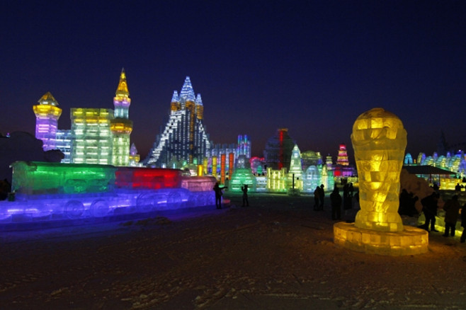 illuminated-glacier-village-at-the-2014-harbin-ice-festival-designboom-05
