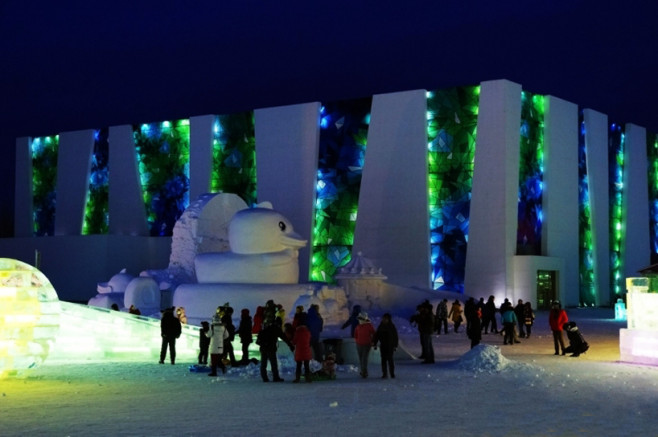illuminated-glacier-village-at-the-2014-harbin-ice-festival-designboom-06