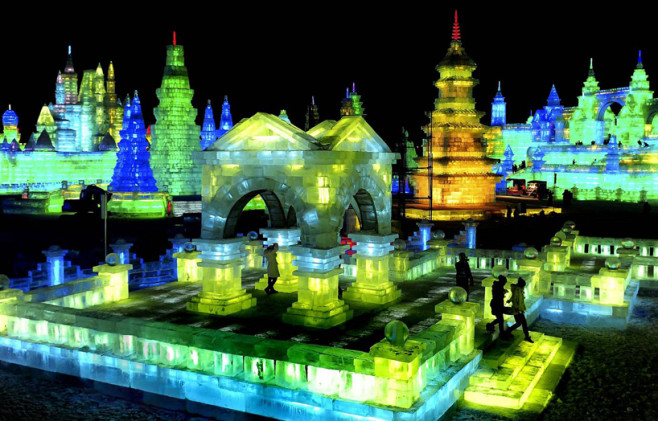 illuminated-glacier-village-at-the-2014-harbin-ice-festival-designboom-07
