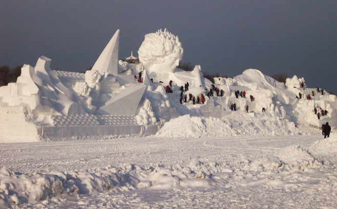 illuminated-glacier-village-at-the-2014-harbin-ice-festival-designboom-08