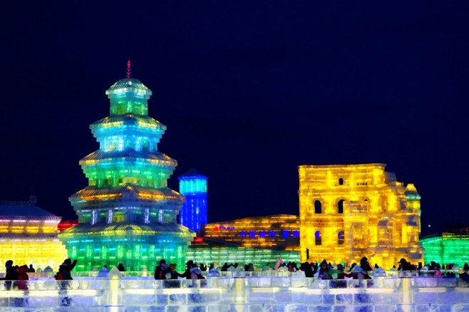 illuminated-glacier-village-at-the-2014-harbin-ice-festival-designboom-09