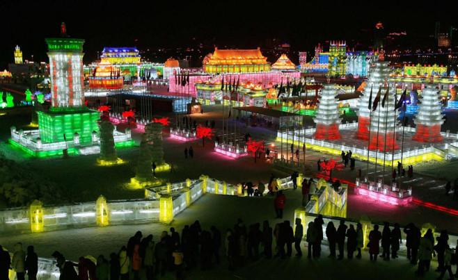 illuminated-glacier-village-at-the-2014-harbin-ice-festival-designboom-10