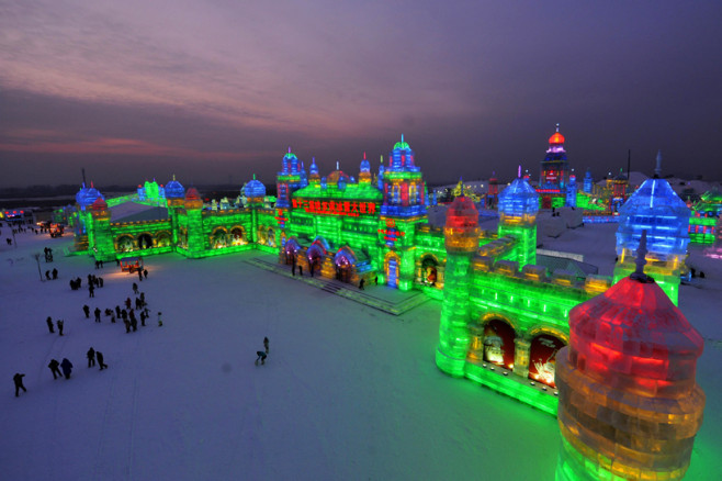 illuminated-glacier-village-at-the-2014-harbin-ice-festival-designboom-11