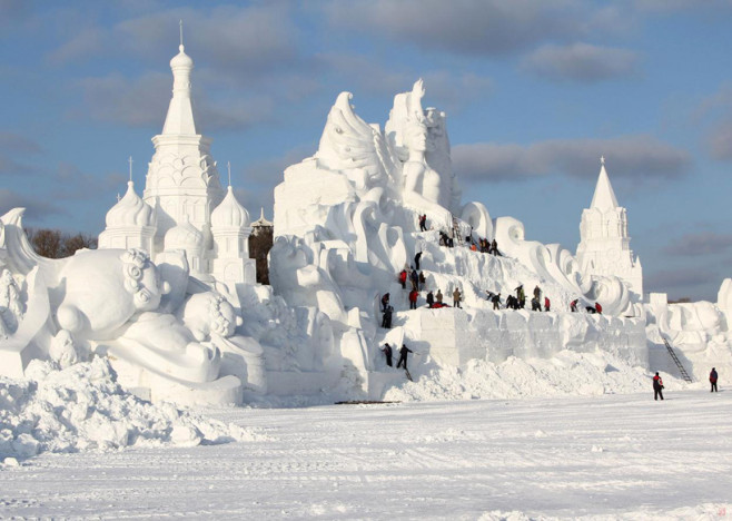illuminated-glacier-village-at-the-2014-harbin-ice-festival-designboom-12