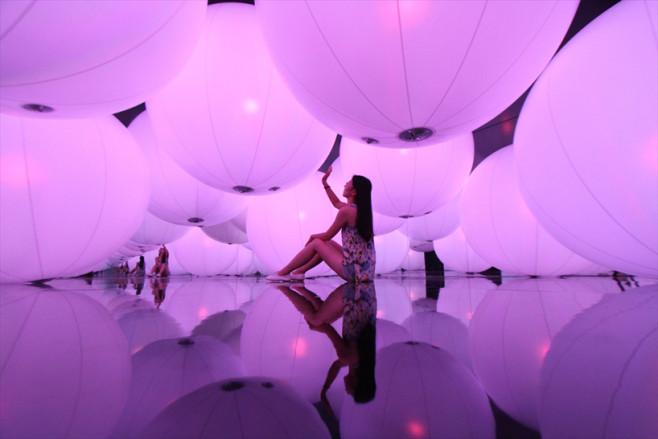 luminous-colored-spheres-by-team-lab-respond-to-human-touch-designboom-03