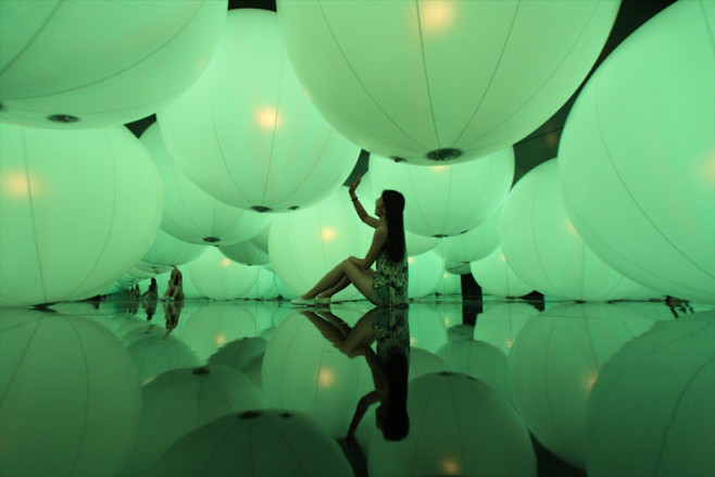 luminous-colored-spheres-by-team-lab-respond-to-human-touch-designboom-04-