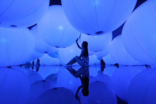 luminous-colored-spheres-by-team-lab-respond-to-human-touch-designboom-05-