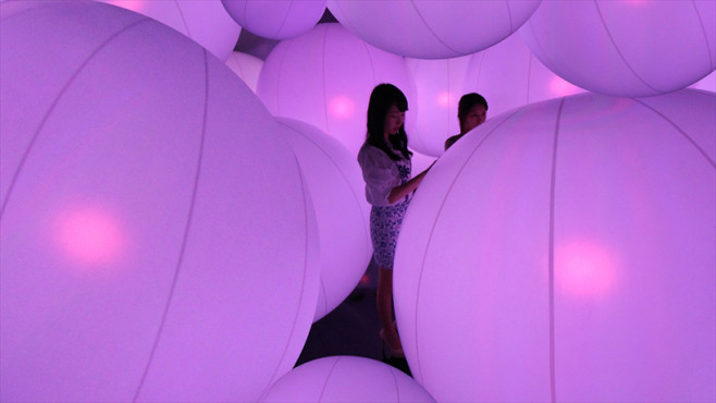 luminous-colored-spheres-by-team-lab-respond-to-human-touch-designboom-06-