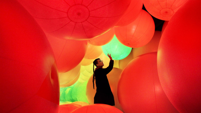 luminous-colored-spheres-by-team-lab-respond-to-human-touch-designboom-07-
