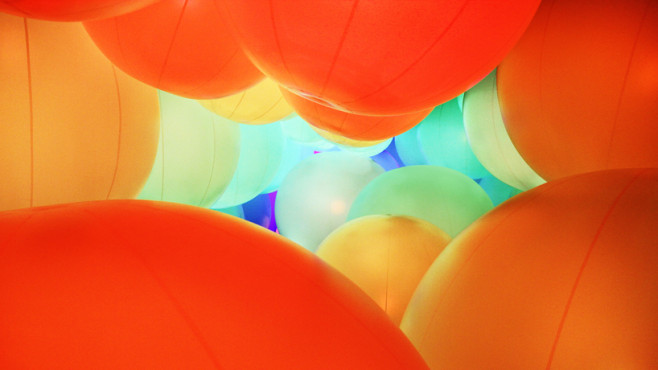 luminous-colored-spheres-by-team-lab-respond-to-human-touch-designboom-08