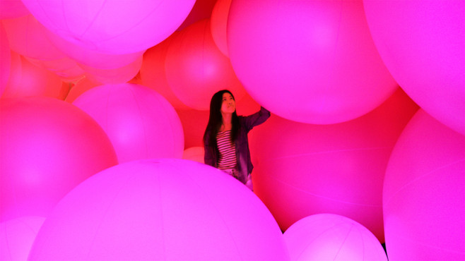 luminous-colored-spheres-by-team-lab-respond-to-human-touch-designboom-09- (1)