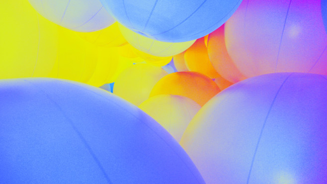 luminous-colored-spheres-by-team-lab-respond-to-human-touch-designboom-10