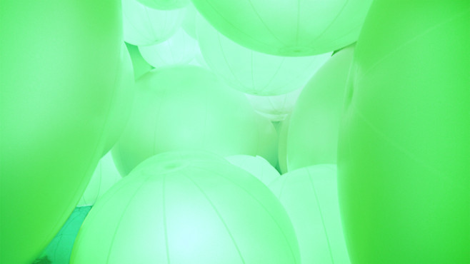 luminous-colored-spheres-by-team-lab-respond-to-human-touch-designboom-11