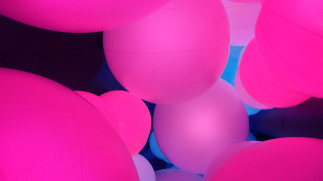 luminous-colored-spheres-by-team-lab-respond-to-human-touch-designboom-12