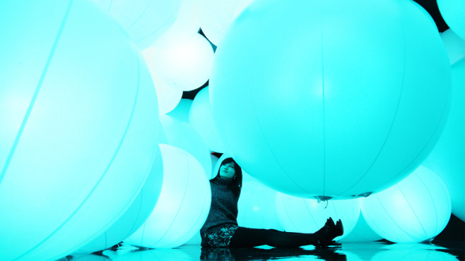 luminous-colored-spheres-by-team-lab-respond-to-human-touch-designboom-13-