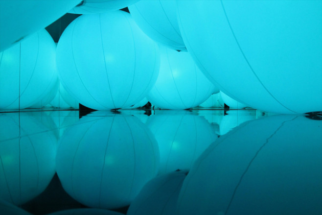 luminous-colored-spheres-by-team-lab-respond-to-human-touch-designboom-20