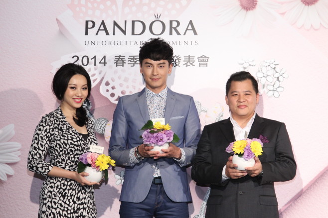 PANDORA品牌總監黃庭姍、鄭元暢及PANDORA總經理陳昱龍與