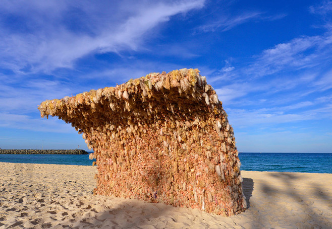 annette-thas-builds-a-giant-wave-wave-of-barbie-dolls-designboom-01