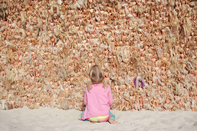 annette-thas-builds-a-giant-wave-wave-of-barbie-dolls-designboom-03