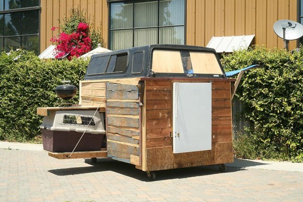 10-Gregory-Eloehn-Turns-Trash-Into-Homes-For-The-Homeless-600x400