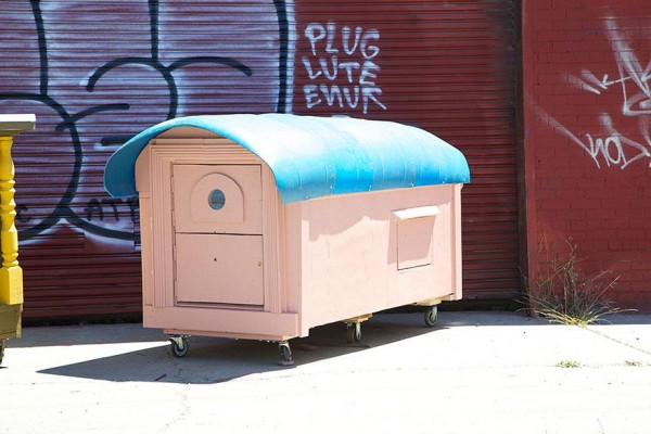 12-Gregory-Eloehn-Turns-Trash-Into-Homes-For-The-Homeless-600x400