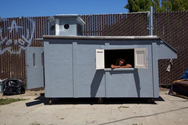 14-Gregory-Eloehn-Turns-Trash-Into-Homes-For-The-Homeless-600x400