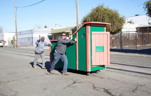 2-Gregory-Eloehn-Turns-Trash-Into-Homes-For-The-Homeless-600x380