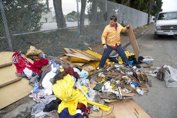 3-Gregory-Eloehn-Turns-Trash-Into-Homes-For-The-Homeless-600x400