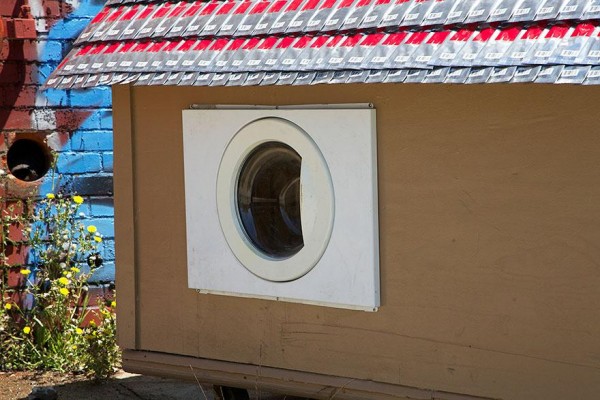 7-Gregory-Eloehn-Turns-Trash-Into-Homes-For-The-Homeless-600x400