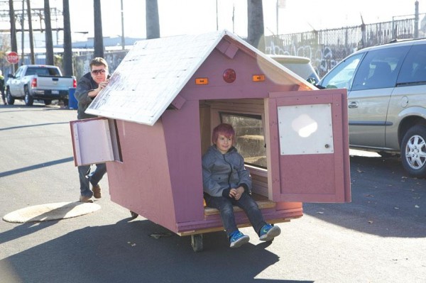 8-Gregory-Eloehn-Turns-Trash-Into-Homes-For-The-Homeless-600x399
